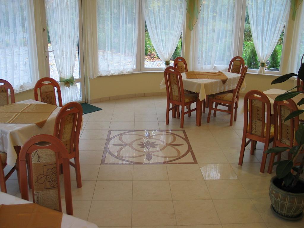 Hotel Pod Platanami Тшебница Екстериор снимка