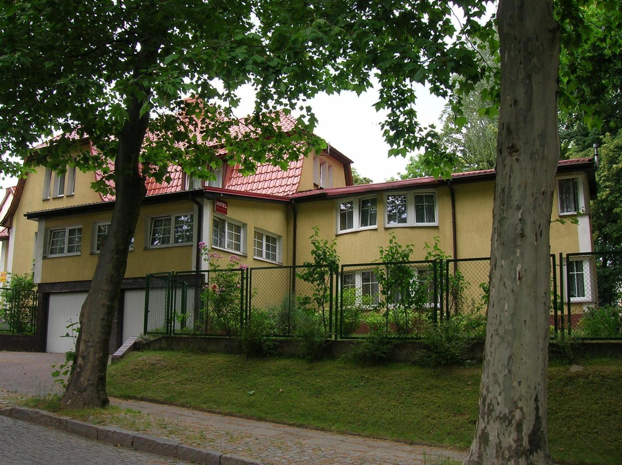Hotel Pod Platanami Тшебница Екстериор снимка