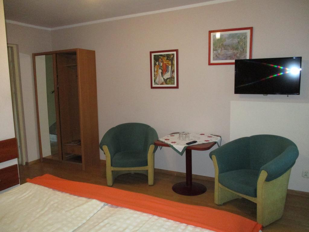 Hotel Pod Platanami Тшебница Екстериор снимка