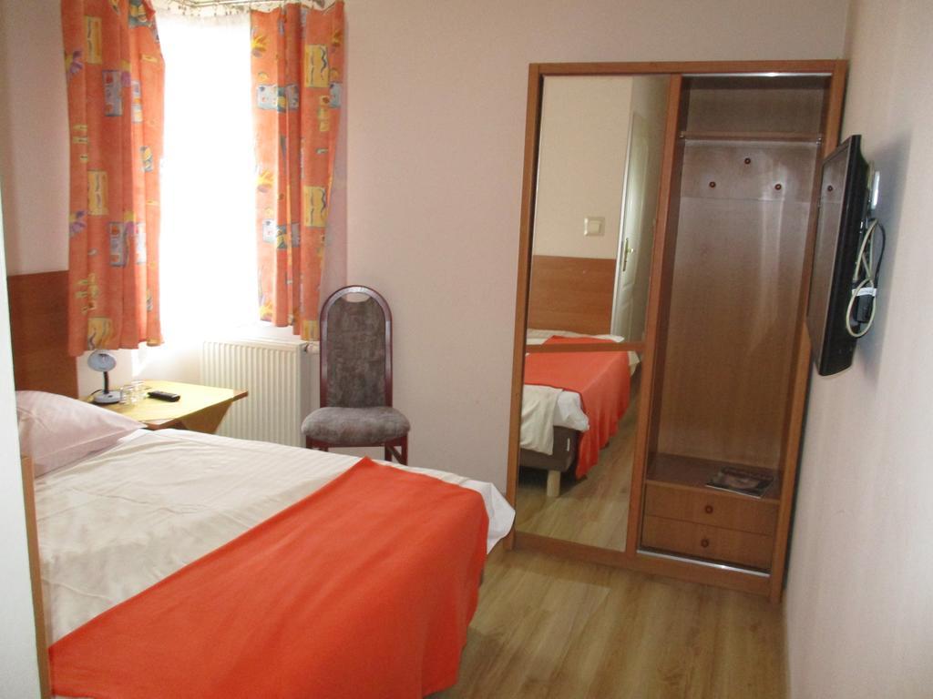 Hotel Pod Platanami Тшебница Екстериор снимка